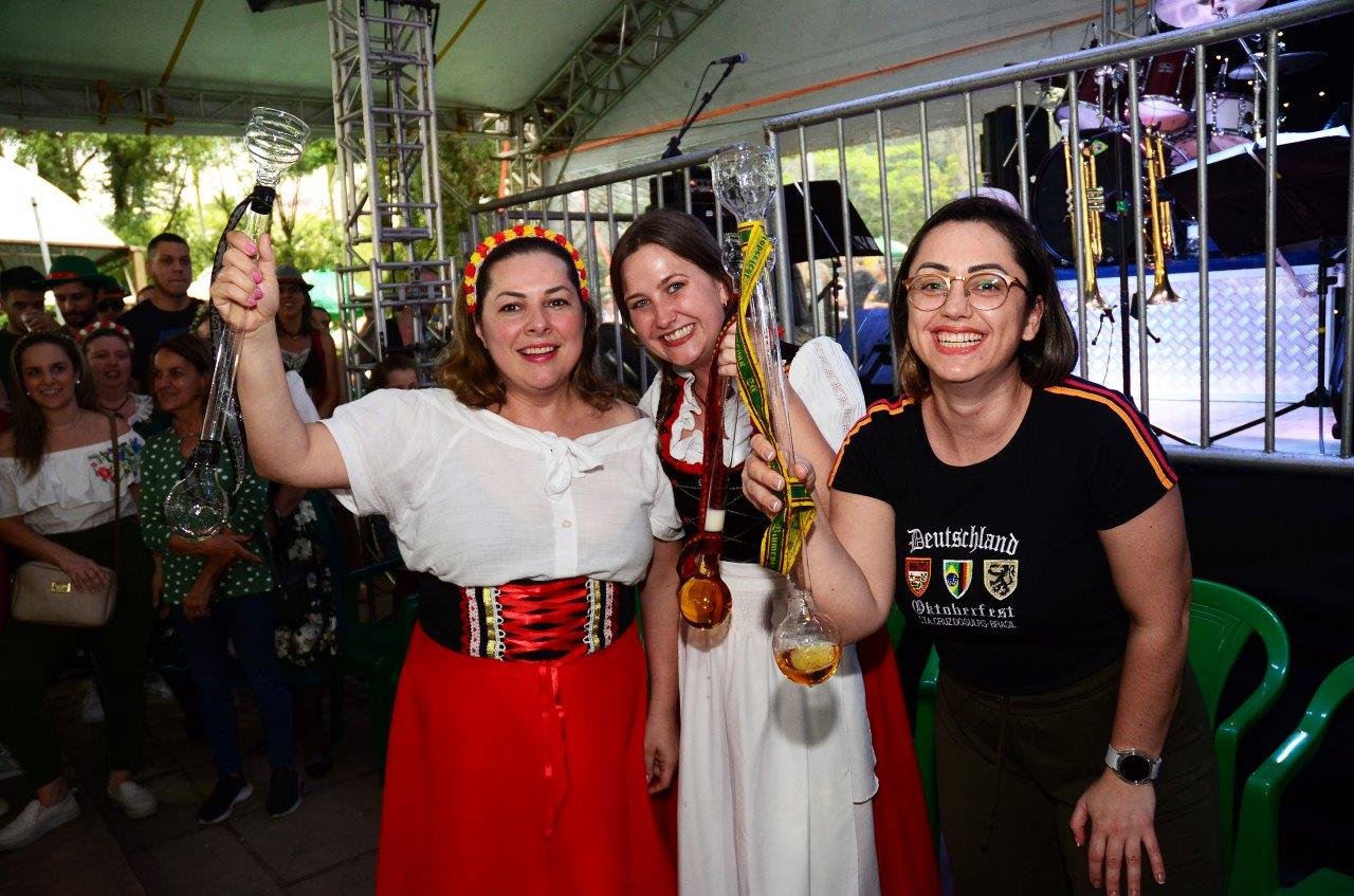 Grupo ligado à Oktoberfest da Sogipa, incluindo Corte de 2022 e as  Embaixatrizes, participa de um roteiro cultural na Serra Gaúcha, Notícias